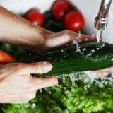 Нужно ли мыть фрукты с мылом